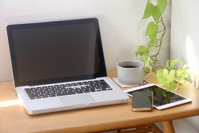 Webライターが自宅で作業するイメージ