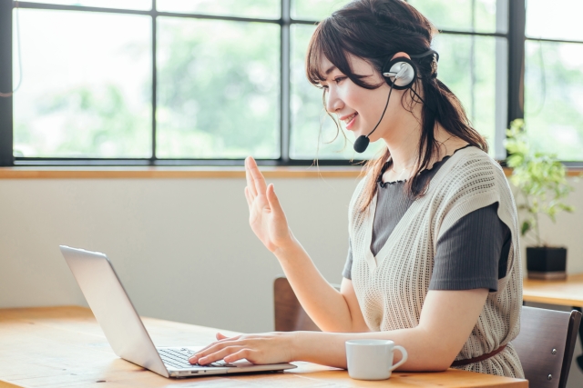 オンラインで相談しながらWebライターの仕事をする女性