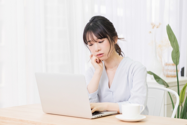 自宅でパソコンを使ってWebライターの仕事をする女性